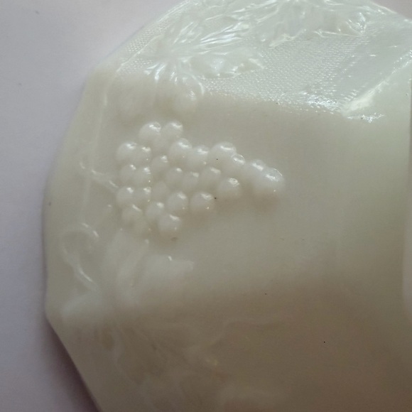 Vintage Anchor Hocking Harvest Grape Milk Glass Pedestal Fruit Bowl - Picture 8 of 9